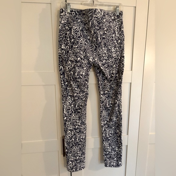 J McLaughlin Denim Pattern Pants Size 6 White and Blue - Picture 5 of 5